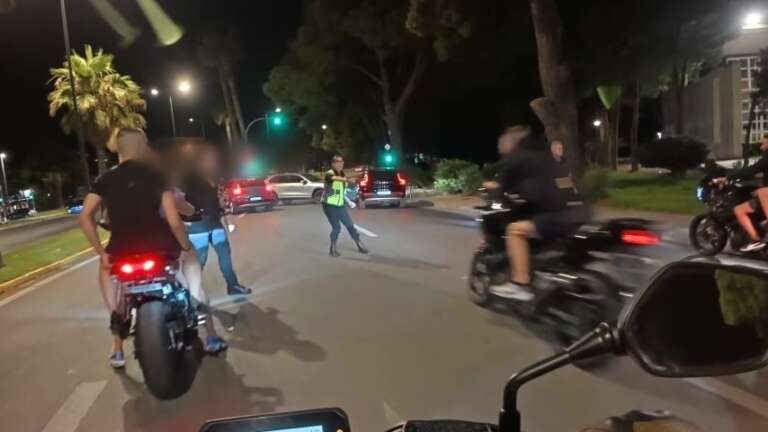 l-vouliagmenis-nearoi-me-motosykletes-prospathoun-na-apofygoun-bloko-paraligo-na-patisoun-astynomiko-vinteo-765836