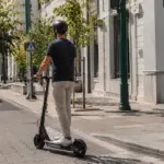 Ηλεκτρικό πατίνι χωρίς κράνος: Πόσο κοστίζει το πρόστιμο και πόσο ένα σωστό κράνος;