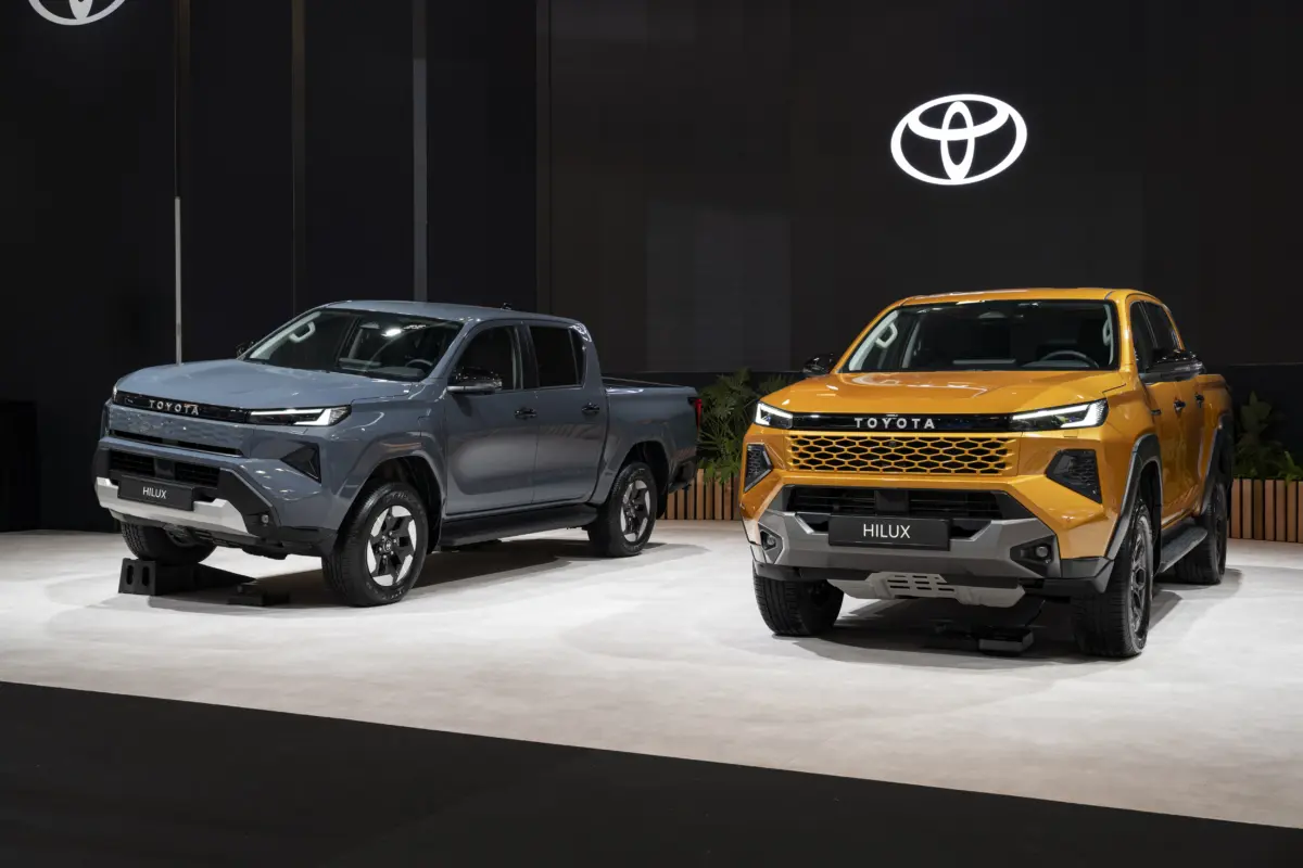 &Nu;έ&omicron; Toyota Hilux &sigma;&tau;&eta;&nu; &Epsilon;&lambda;&lambda;ά&delta;&alpha;: &Pi;ό&sigma;&omicron; &phi;&theta;&eta;&nu;ό&tau;&epsilon;&rho;&omicron; &epsilon;ί&nu;&alpha;&iota; &tau;&omicron; &upsilon;&beta;&rho;&iota;&delta;&iota;&kappa;ό &alpha;&pi;ό &tau;&omicron; &eta;&lambda;&epsilon;&kappa;&tau;&rho;&iota;&kappa;ό;